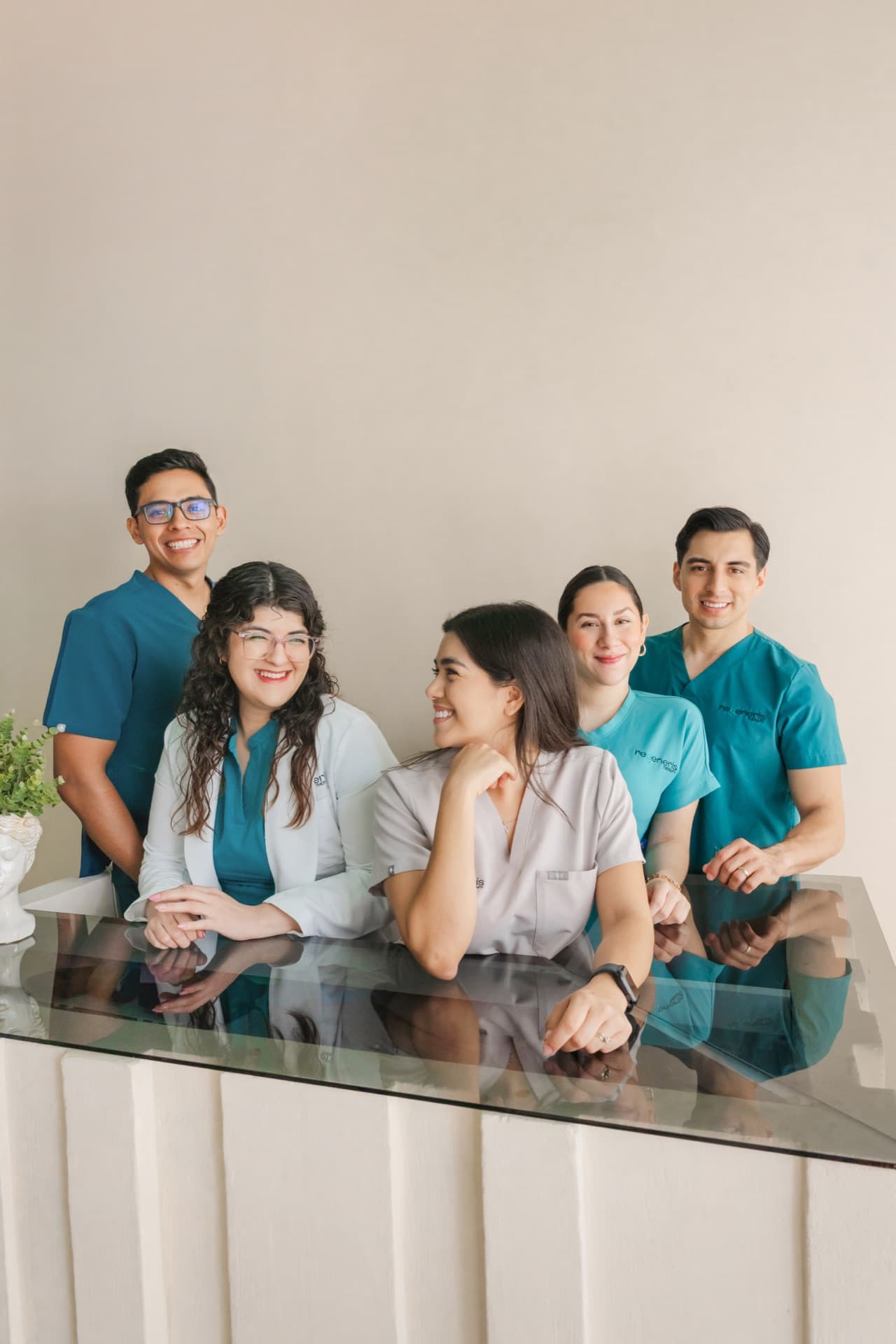 El equipo médico completo de Regeneris Therapy — continuidad en el cuidado de longevidad