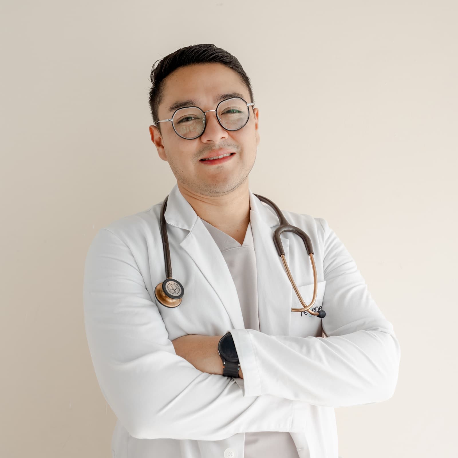 Médico revisando biomarcadores de longevidad en Regeneris Therapy