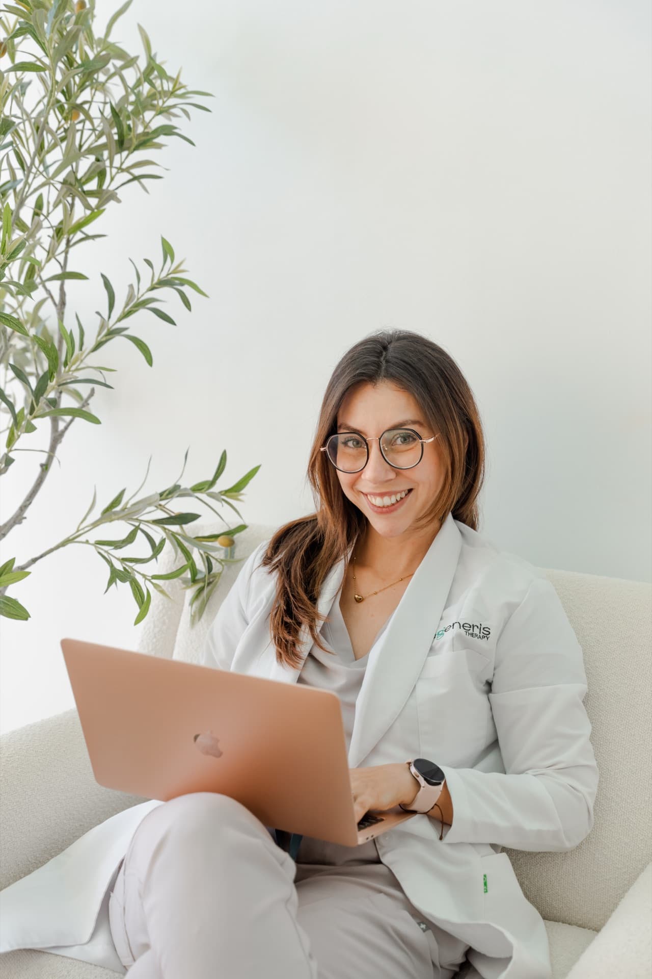 Médico revisando datos de sueño y cognición en Regeneris Therapy