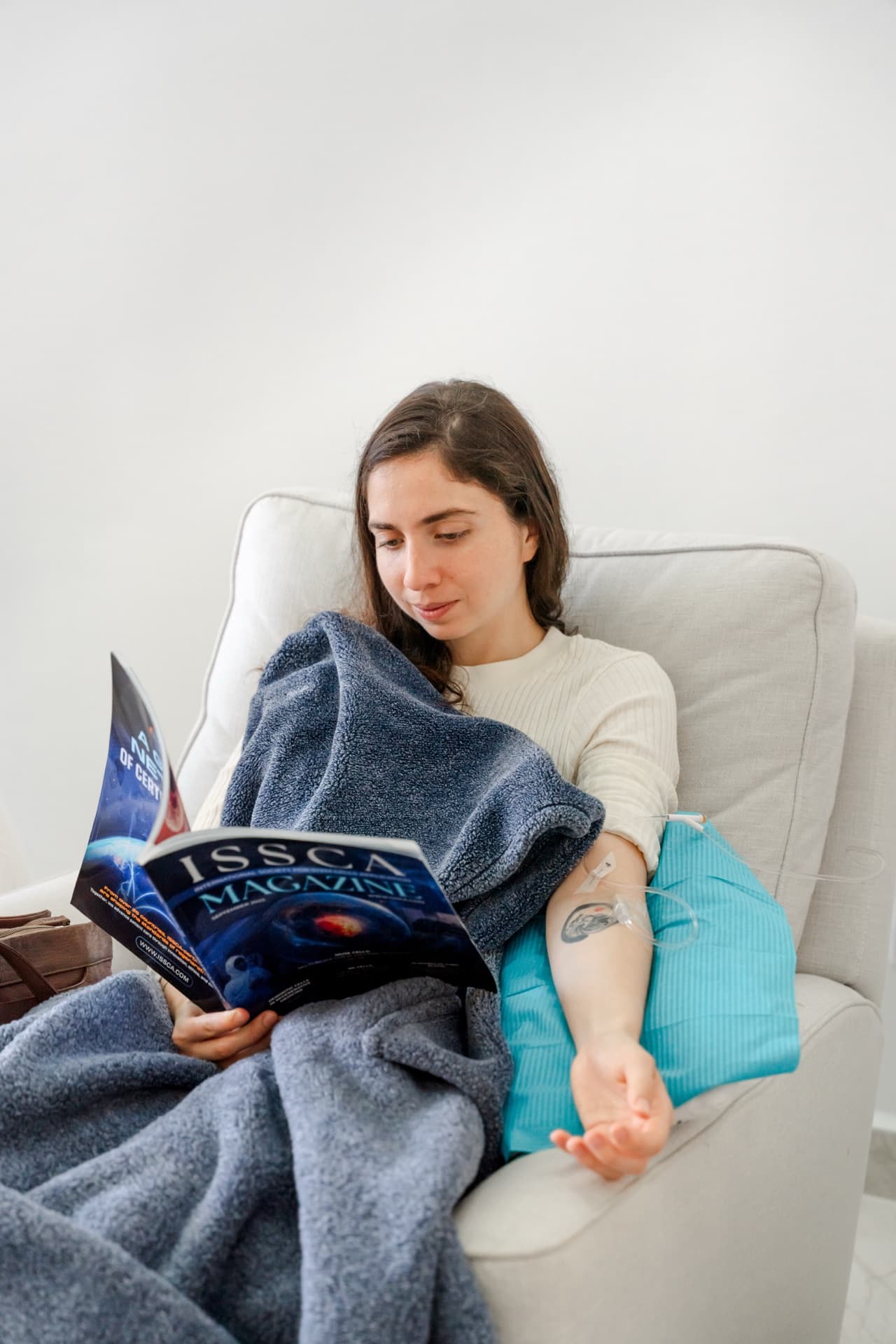 Paciente descansando durante una sesión restaurativa en Regeneris Therapy Cancún